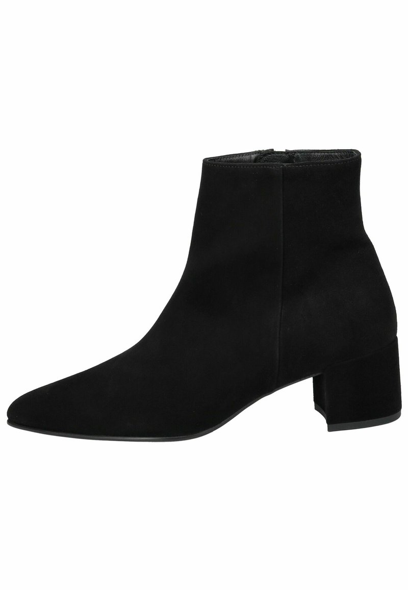 Botte de cheville noire en cuir suede, présentant un bout pointu et un talon épais. Texture lisse avec un design minimal et sans embellissements visibles.
