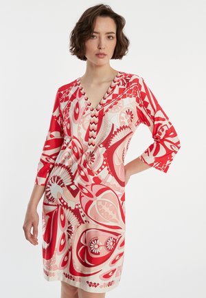 Rotes und pinkes gemustertes Kleid mit V-Ausschnitt, drei Viertel langen Ärmeln und einem fließenden Design, das abstrakte Blumen- und geometrische Motive zeigt.