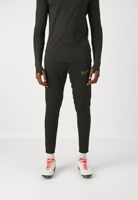 Nike Performance - ACADEMY PANT BRANDED - Träningsbyxor - black/metallic gold Miniatyrbild 1