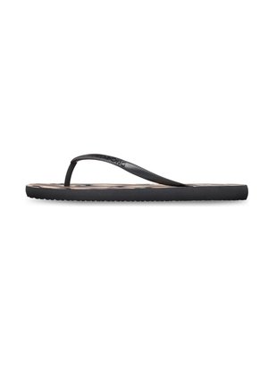 Zwarte platte teenslipper met dunne bandjes en een licht patroon op het voetbed, zijaanzicht op een witte achtergrond.