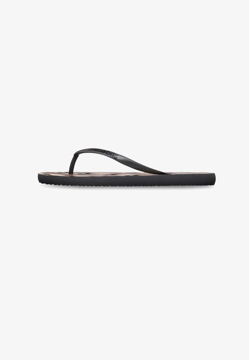 Tongs plates noires avec fines brides et une semelle légèrement texturée, présentées de côté sur un fond blanc.