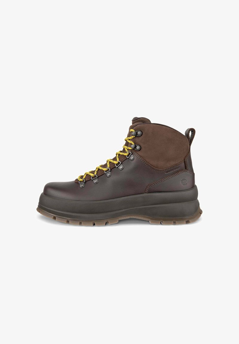 Botte de randonnée imperméable marron avec un bout renforcé, des accents de lacets jaunes, des œillets en métal et une semelle robuste pour l'adhérence.