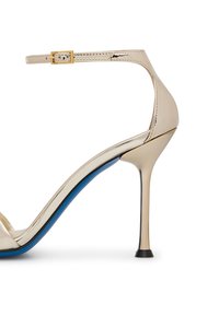 Sandal con tacco alto in metallo dorato, con cinturino alla caviglia, punta aperta e suola con accentuazioni blu. Caratteristico tacco a stiletto e dettaglio con fibbia rettangolare.