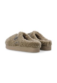 Beige vegansk pels-hjemmesko med rund design, blød tekstur og en tyk gummisål. Har dekorative sølv hardware-detaljer.