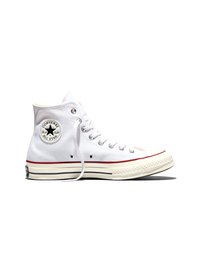 Zapatilla Converse Chuck Taylor All Star blanca de caña alta con detalles en rojo y negro, parche con logotipo lateral y cordones blancos sobre fondo blanco.