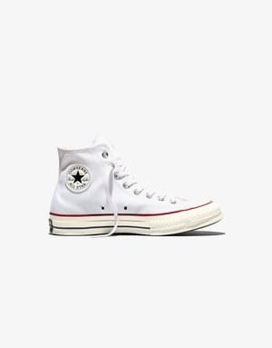 Witte hoge Converse Chuck Taylor All Star sneaker met rood-zwart biesje, zijkantlogo en witte veters op een witte achtergrond.