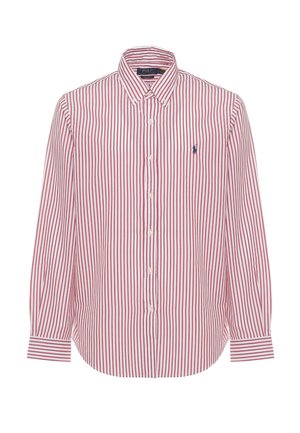Koszula z długim rękawem i kołnierzykiem w pionowe czerwono-białe paski, zapinana na guziki z przodu, z małym ciemnym haftowanym logo na piersi.