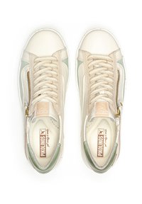 Baskets en cuir beige avec des accents verts et blancs. Équipées d'une fermeture éclair sur le côté et de lacets texturés. Détails cousus sur les côtés.