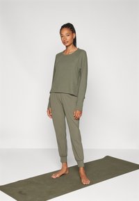 Athleta SALUTATION JOGGER - Pantaloni sportivi - jungle green