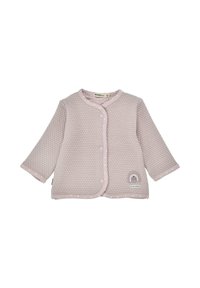 Helle rosa gesteppte Jacke mit langen Ärmeln, gepunktetem Besatz, Druckknöpfen vorne und einem bestickten Regenbogenpatch in der unteren linken Ecke.