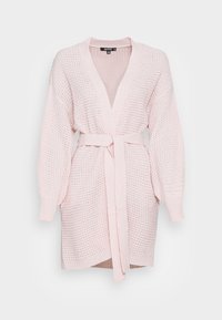 Světle růžový pletený kardigan s výstřihem do V, širokými rukávy a páskem na zavazování v pase. Celý zdobený texturovaným vzorem.