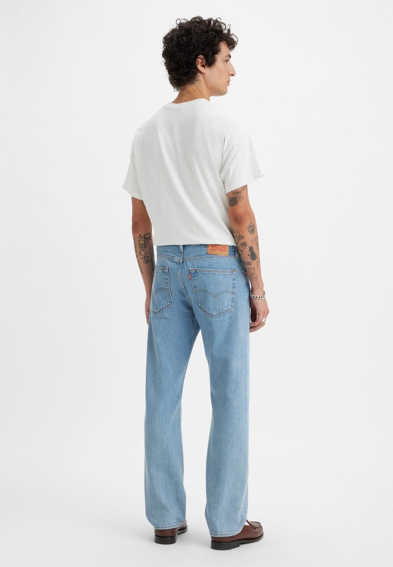 Hellblaue Jeans aus Denim mit geradem Schnitt, featuring verblasste Akzente, hinteren Taschen und einem tannfarbigen Lederlogo-Patch am Bund.