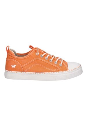 Orangene Leinensneaker mit weißer Gummispitze, tonalem Nähte und Schnürdesign. Mit kleinem Pferdelogo an der Seite.