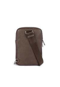 Borsa a tracolla in pelle marrone con finitura testurizzata, chiusura con zip, tracolla regolabile e accessori in tonalità argento. Forma rettangolare compatta.