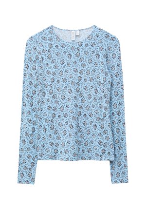 Lyseblå langærmet skjorte med lille sort og hvidt blomstermønster, rund halsudskæring og almindelig pasform.