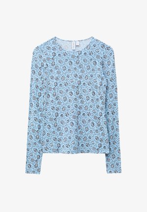 Lyseblå langærmet skjorte med lille sort og hvidt blomstermønster, rund halsudskæring og almindelig pasform.