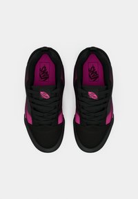 Sorte og rosa joggesko med glatt tekstur, snøring, gummisåle og logo aksenter på tungen og sidepanelet.