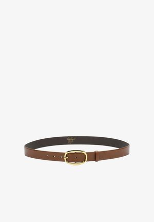 Barna bőr öv arany ovális csattal és öt állítható lyukkal, laposan elhelyezve, fekete belső bélést és domborított márkajelzést mutatva.