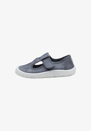 Scarpa da bambino in tela grigia con suola in gomma bianca, dotata di cinturino in Velcro e design traforato sul lato per la traspirabilità.