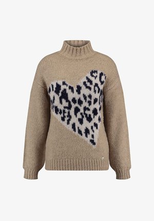 Beige gestrickter Pullover mit einem hohen Kragen, der ein großes weißes Herz mit schwarzen Leopardenmuster-Details zeigt. Lange Ärmel und gerippter Saum.
