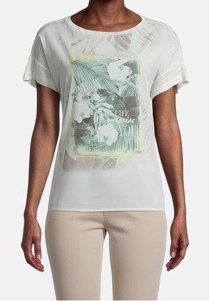 Top leggero a maniche corte bianco con grafica floreale in verde e bianco. Presenta una vestibilità ampia e scollatura tonda.