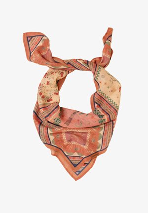 Blød orange-lyserød tørklæde med blomster- og geometriske mønstre bundet i en løs knude, mærket "FATFACE" i hjørnet.