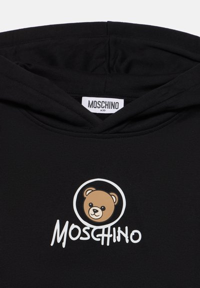 Черна суитшърт с качулка с анимационна мечка в кръг и името на марката Moschino, отпечатано под мечката отпред.
