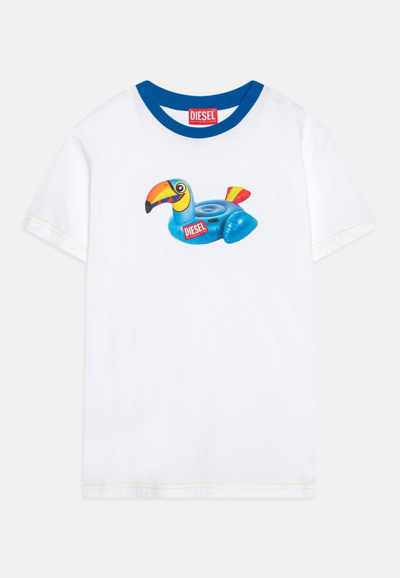 T-shirt bianco a maniche corte con colletto blu, caratterizzato da una grafica colorata di un gonfiabile tucano da piscina e il logo rosso Diesel sul petto.