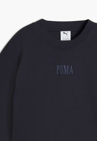 Mørkeblå bomulds sweatshirts med rund hals, der har et diskret broderet "PUMA" logo i lysere blå. Blød tekstur og afslappet pasform.