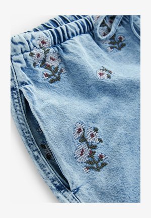 Hellblaue Jeansshorts mit elastischem Bund, verziert mit gestickten floralen Mustern in Weiß und Burgunderrot auf der Stoffoberfläche.