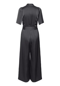 Jumpsuit nero in satin con maniche a sbuffo corte, collo alto, gambe ampie e una cintura da annodare in vita. Texture liscia con un leggero lucido.