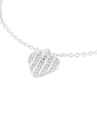 Colgante de corazón plateado con diseño a rayas; engastado con pequeñas piedras preciosas transparentes; unido a una delicada cadena.