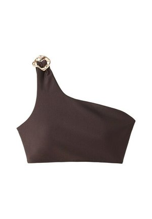 Crop top asimmetrico marrone scuro con una spallina decorata da una fibbia in metallo dorato.