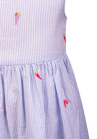 Abito a righe azzurre con gonna arricciata, caratterizzato da dettagli ricamati colorati di coni gelato e arcobaleni. Tessuto in cotone.