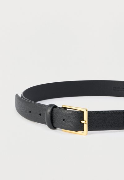 Μαύρη δερμάτινη ζώνη με χρυσή ορθογώνια πόρπη, τοποθετημένη επίπεδα σε λευκό φόντο.