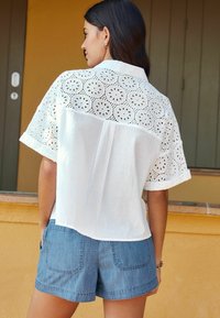 Next SHORT SLEEVE  REGULAR FIT - Skjortebluser - white