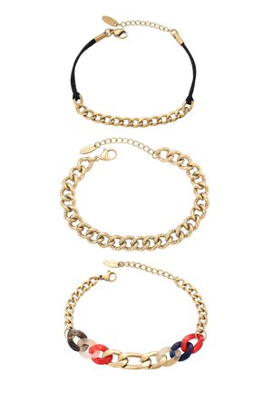 Trzy bransoletki na łańcuszku w odcieniu złota: jedna z czarnym sznurkiem, jedna masywna o teksturowanej powierzchni oraz jedna z kolorowymi żywicznymi ogniwami w czerwonym, granatowym i beżowym kolorze.