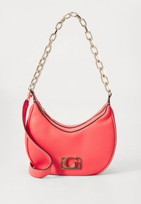 Bolso de hombro de cuero coral con un acabado texturizado, con una correa de cadena dorada y un cierre adornado con el logo. Detalles en bordes negros.