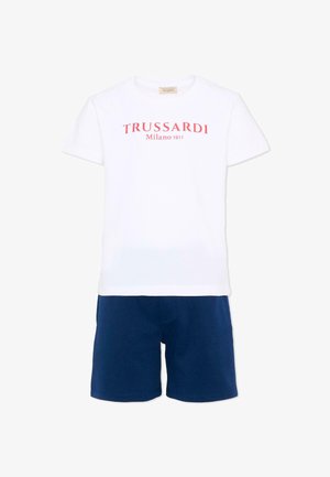 T-shirt blanc à manches courtes avec texte rouge « TRUSSARDI Milano 1911 » associé à un short bleu marine uni.