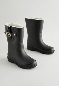 Schwarze Gummiregenstiefel mit glatter Oberfläche, Fleece-Futter, Schnallendetails und strukturierten Sohlen für besseren Halt. Die Höhe reicht bis zur Wade.