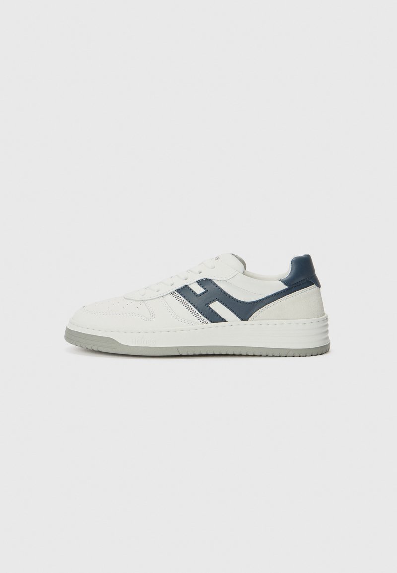 Sneaker bianca in pelle con accenti blu navy, punta rotonda, tomaia forata e suola in gomma texture. Presenta un design con striscia laterale a contrasto.