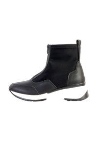 Bottine noire avec un empiècement en cuir lisse à la pointe, un dessus en tissu extensible, une fermeture éclair à l'avant et un talon texturé avec une accentuation blanche.