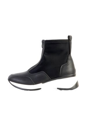 Bottine noire avec un empiècement en cuir lisse à la pointe, un dessus en tissu extensible, une fermeture éclair à l'avant et un talon texturé avec une accentuation blanche.