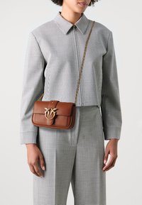 Pinko LOVE ONE POCKET  - Torba čez telo - cuoio/antique gold-coloured