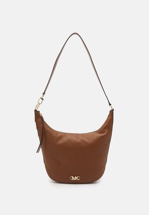 Bruine leren schoudertas met een goudkleurig Michael Kors-logo, ritssluiting en verstelbare schouderriem tegen een effen witte achtergrond.