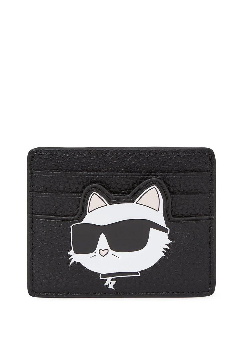 Cardholder din piele neagră cu design embosat al unei pisici purtând ochelari de soare. Are sloturi pentru carduri și o suprafață texturată.