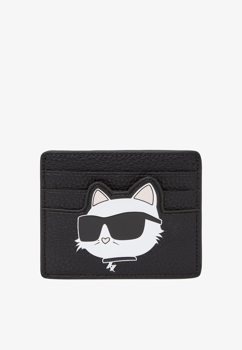 Juodas odinis kortelių dėklas su iškilniu katės dizainu, dėvinčiu akinius nuo saulės. Turi vietas kortelėms ir tekstūruotą paviršių.