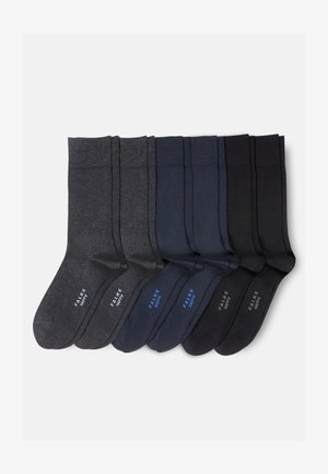 Sechs Paar Herren-Crew-Socken in Dunkelgrau, Marineblau und Schwarz, jeweils mit "FALKE HAPPY" in kontrastierenden Farben auf der Sohle gedruckt.
