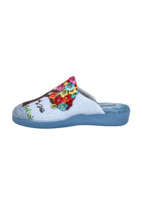Zapatillas de casa grises de tela suave con un diseño floral de colores vivos en la parte superior, suela azul acolchada y detalles bordados.