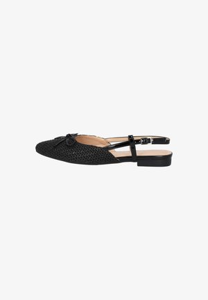 Scarpa slingback nera con tomaia textured, caratterizzata da un dettaglio a fiocco. Cinturino sottile con fibbia, tacco piatto basso e fodera interna liscia.